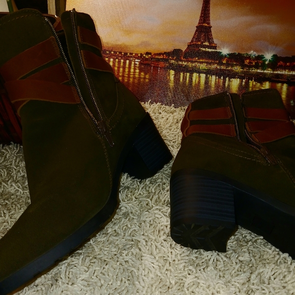 Boot - Picture 2 of 4